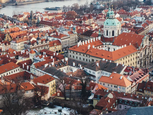 Κόκκινες Στέγες Της Παλιάς Μεσαιωνικής Πόλης Στην Πράγα Χειμώνας — Φωτογραφία Αρχείου