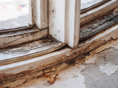 Eski toprak çürümüş ahşap beyaz pencere.