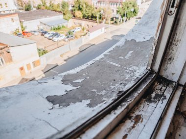 Eski toprak çürümüş ahşap beyaz pencere.