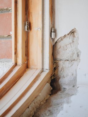 Eski beyaz ahşap pencere yenileme onarımı.