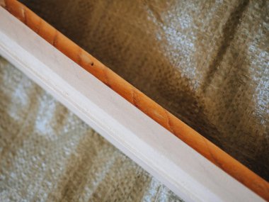 Eski beyaz ahşap pencere yenileme onarımı.