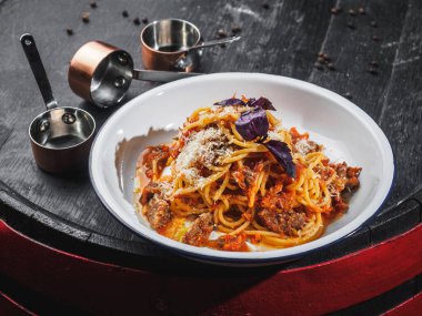 Fesleğen ve peynirli makarna..