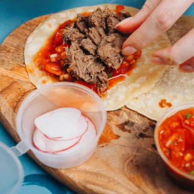 Et soslu kişniş ve turplu taco pişirmek..