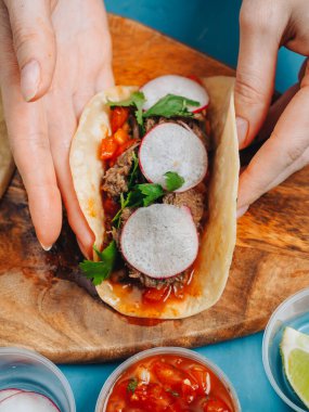 Et soslu kişniş ve turplu taco pişirmek..