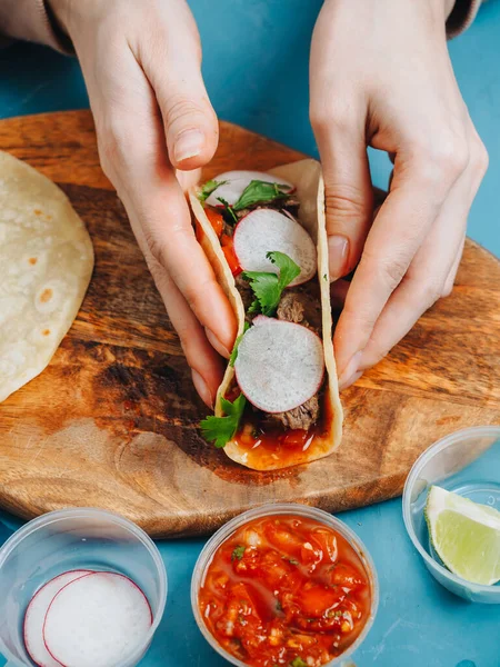 Preparación Tacos Con Salsa Carne Cilantro Rábano —  Fotos de Stock