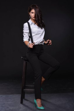  Güzel model stüdyoda bir sandalyeye poz