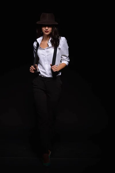 Karanlıktan şapkalı seksi kız