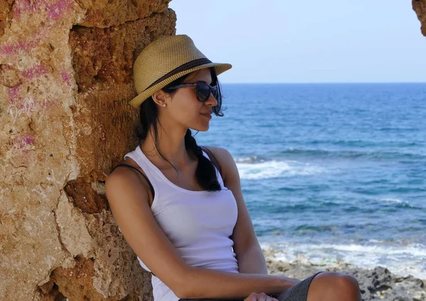 Menina olha para o mar — Fotografia de Stock