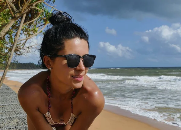 Bir okyanus arka plan üzerinde şirin bir kız portresi