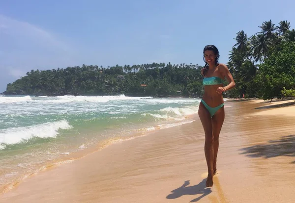 Seksi kadın plajda çalışan