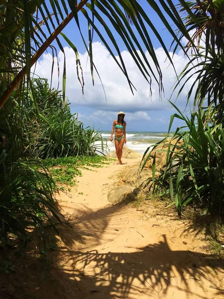 Mulher bonita andando na praia da selva — Fotografia de Stock