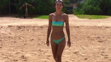 Genç kadın sen öpücük Sri Lanka plaja hava