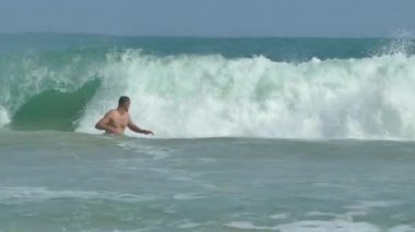 Genç adam fırtınalı okyanus