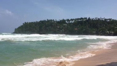 İnanılmaz Mirissa Beach'te Si Lanka. Yavaş hareket okyanusta
