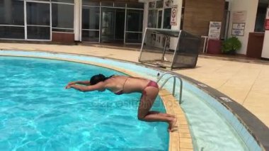 genç kadın havuza atlama
