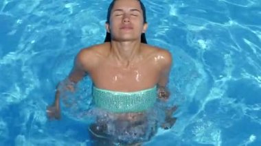 Seksi model ilahi vücut Yüzme Havuzu üzerinde poz ile. 