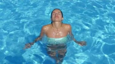 Seksi model ilahi vücut Yüzme Havuzu üzerinde poz ile. 