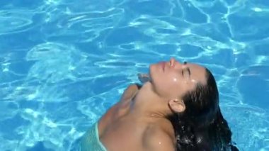  yüzme havuzunda poz seksi vücut ile model. 