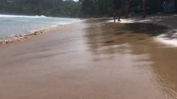 Vågor av havet lämna de vackraste mönster på stranden — Stockvideo