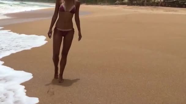 Smutná dívka chodí na pláži. — Stock video