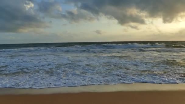 Les vagues de l'océan sur le coucher du soleil tima. Mouvement lent — Video