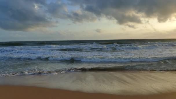 Les vagues de l'océan sur le coucher du soleil tima. Mouvement lent — Video