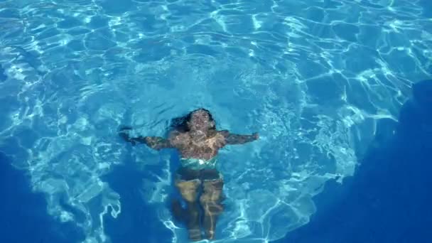 Modèle sexy avec corps divin posant sur la piscine . — Video