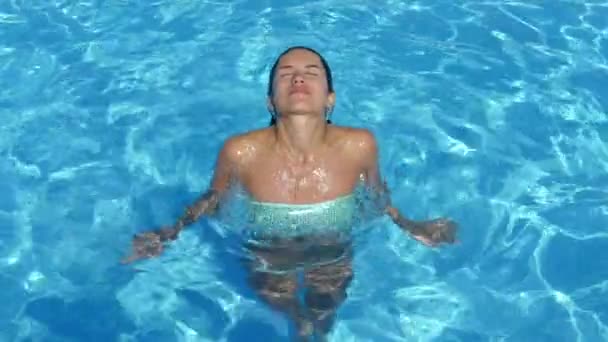 Modelo sexy con cuerpo divino posando en la piscina . — Vídeos de Stock