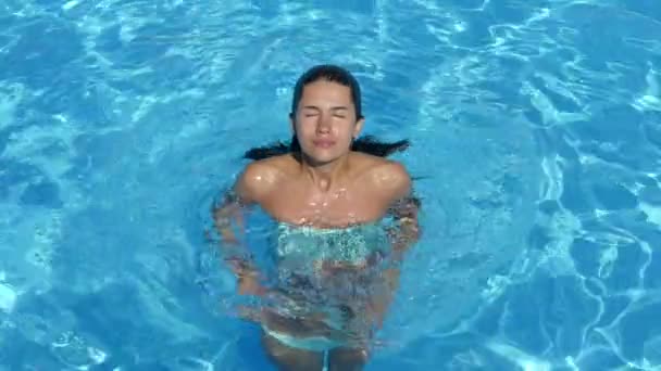 Sexig modell med gudomlig kropp poserar på poolen. — Stockvideo