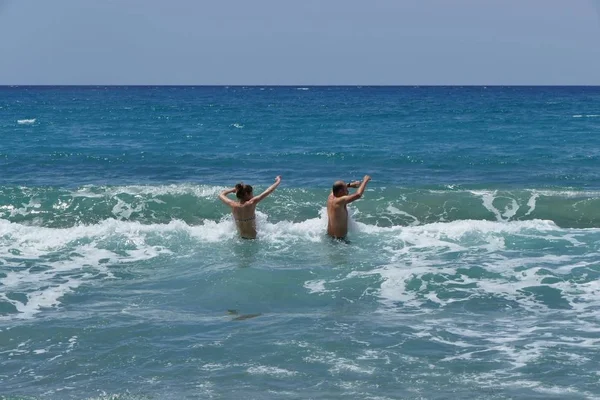 Feliz pareja nadar en el mar — Foto de Stock