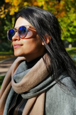 Sonbahar bahçe içinde güzel genç kadın portresi