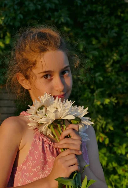 Close-up portret van een mooi meisje met bloemen - kamille — Stockfoto