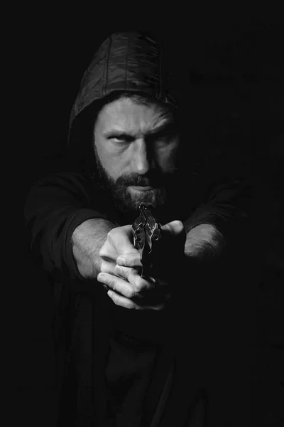 siyah arka plan üzerine izole ateş adam