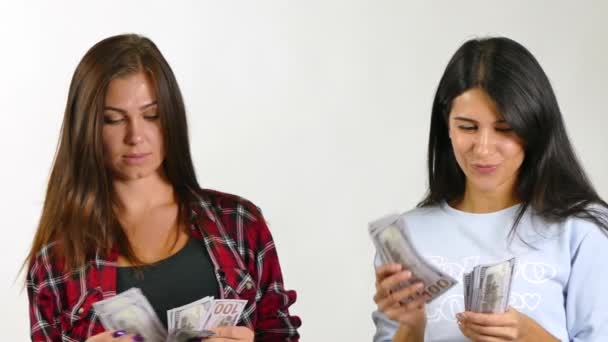 Deux femmes se tenant sous la pluie de l'argent. Mouvement lent — Video