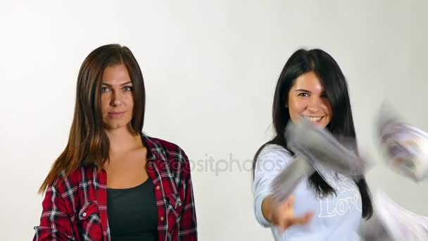 Um par de mulheres em pé à chuva do dinheiro. Movimento lento — Vídeo de Stock