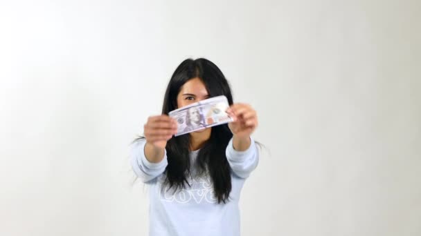 Kvinna fångster pengarna. Slow motion — Stockvideo