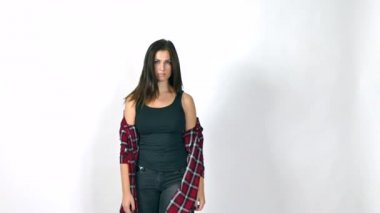 Portre oldukça genç Avrupa kadın gülümseyerek At kamera