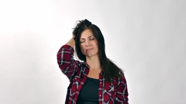 Mujer morena jugando con su pelo largo y sonriendo. Moción lenta — Vídeos de Stock