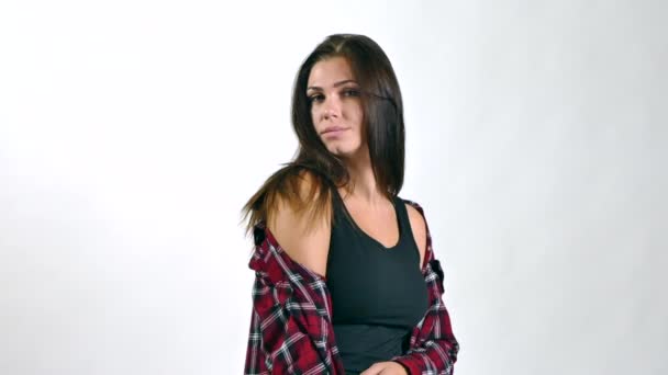 Portret van vrij jonge Europese vrouw lachend op de Camera — Stockvideo