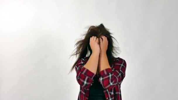Молода жінка в розпачі кричить, вона контролюється емоціями — стокове відео