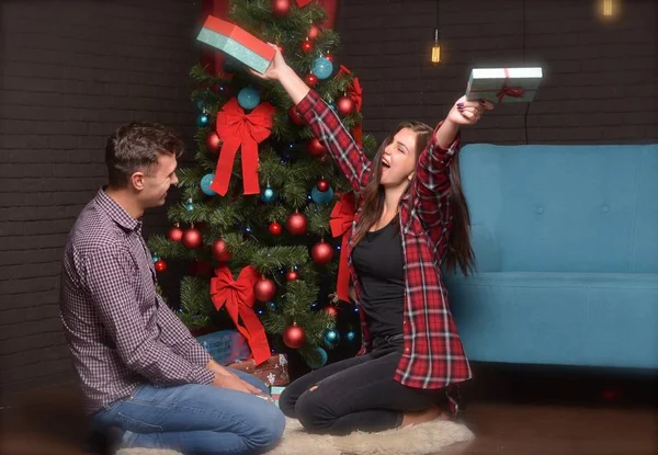 Hoş bir çift birbirlerine hediyeler Noel için verir. hoş duygular