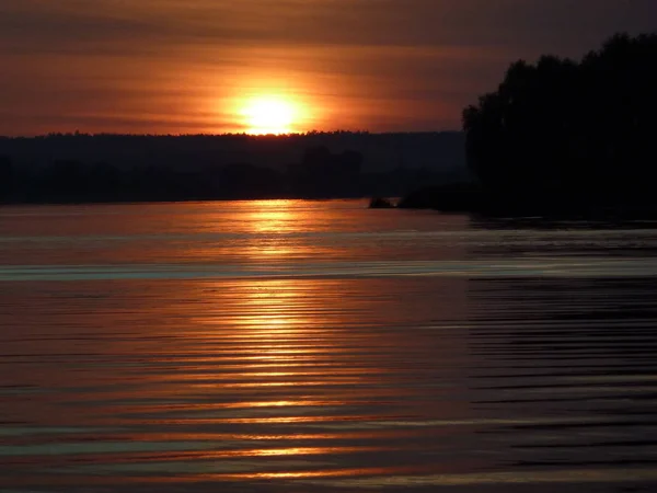 Vue Incroyable Sur Coucher Soleil Près Rivière Réflexion Des Rayons — Photo