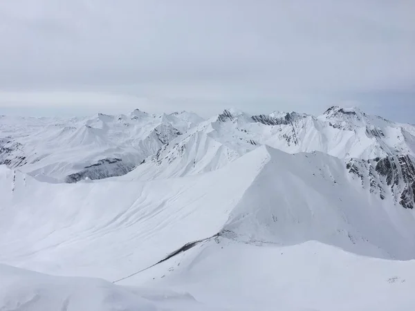 Şaşırtıcı panorama görünüm. Gudauri Kayak merkezinde Gürcü dağlar üzerinde şaşırtıcı görünümü