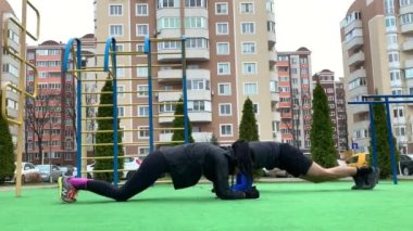 Güzel genç çift dışarıda çalışıyor plang, squat, hamleler, şınav çekiyorlar