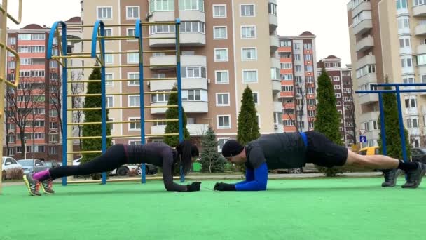 Casal Jovem Bonito Trabalhando Fora Fazendo Plang Agachamento Lunges Flexões — Vídeo de Stock