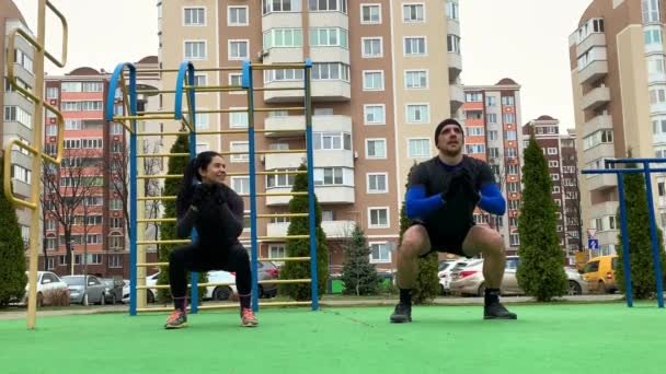 Hermosa Pareja Joven Haciendo Ejercicio Afuera Haciendo Plang Sentadilla Embestidas — Vídeo de stock