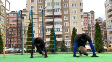 Güzel genç çift dışarıda çalışıyor plang, squat, hamleler, şınav çekiyorlar