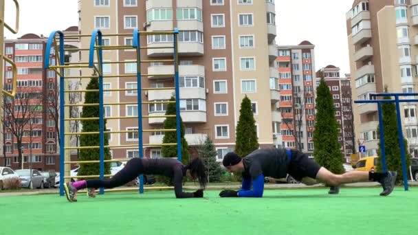 Vackra Unga Par Träna Utanför Göra Planka Huk Lungor Armhävningar — Stockvideo