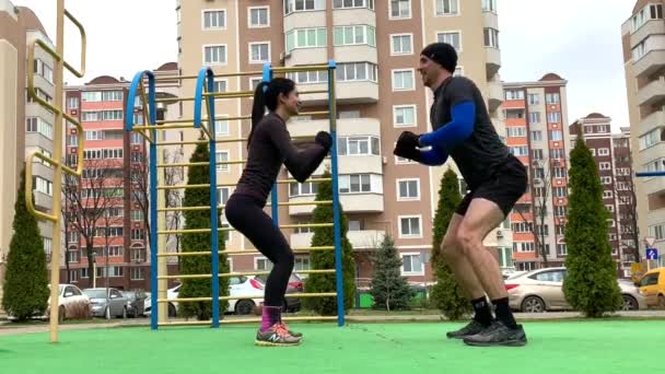 Beautiful Young Couple Working Out Doing Plang Squat Lunges Push — Stock Video