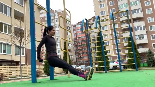 Mujer Deportes Entrenamiento Entrenamiento Aire Libre Por Mañana Flexiones — Vídeos de Stock